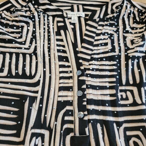Kate Hill Blouse Sz L Black White Embellished 1/2 Button Front Roll Tab Top - Picture 3 of 9